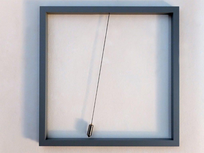 Timm Ulrichs - Aufhebung der Schwerkraft II, 1970/2013 | Lack, Holz, Eisen, Lot, 100 x 100 cm | © VG Bild-Kunst, Bonn 2019