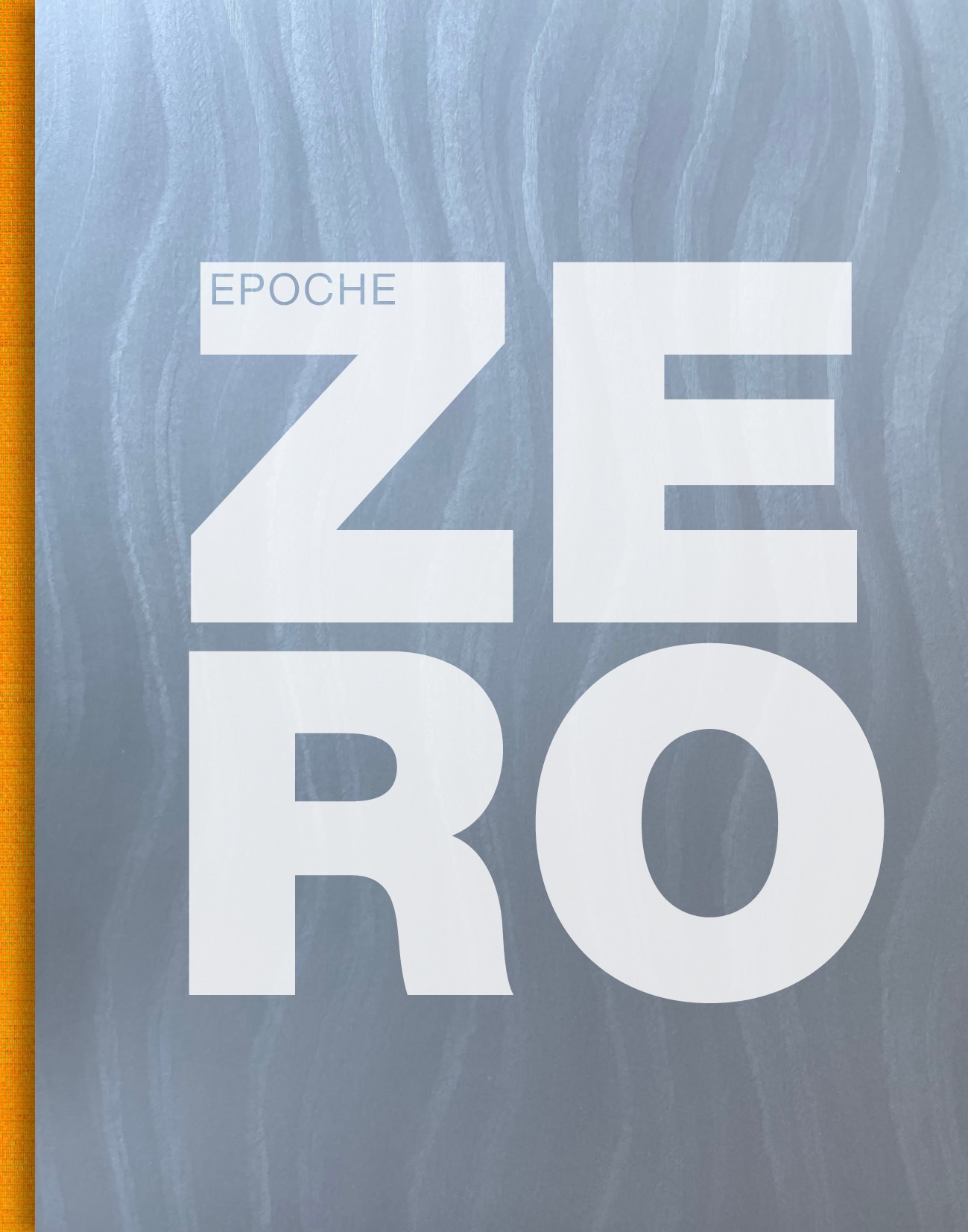 Katalogcover, Titel EPOCHE ZERO in weiß auf grauem Grund