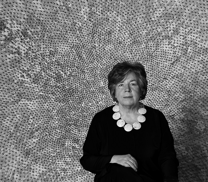Schwarz-Weiß Portraitfoto von Anna Lenz vor einem Werk von Uecker