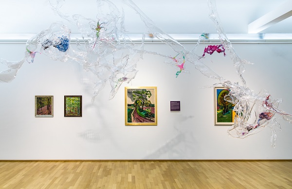 Ausstellungsraum mit der Installation von Aljoscha, Emotional Landcape, 2023, Acrylglas und Acrylfarbe, © Aljoscha / Courtesy Beck & Eggeling International Fine Arts, Düsseldorf