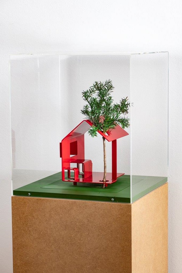 Einflächen-Falthaus, Modell Fellbach, 2008/10, Falthaus, aus rot lackiertem Eisenblech, mit durchwachsendem Baum, auf grüner MDF-Grundplatte